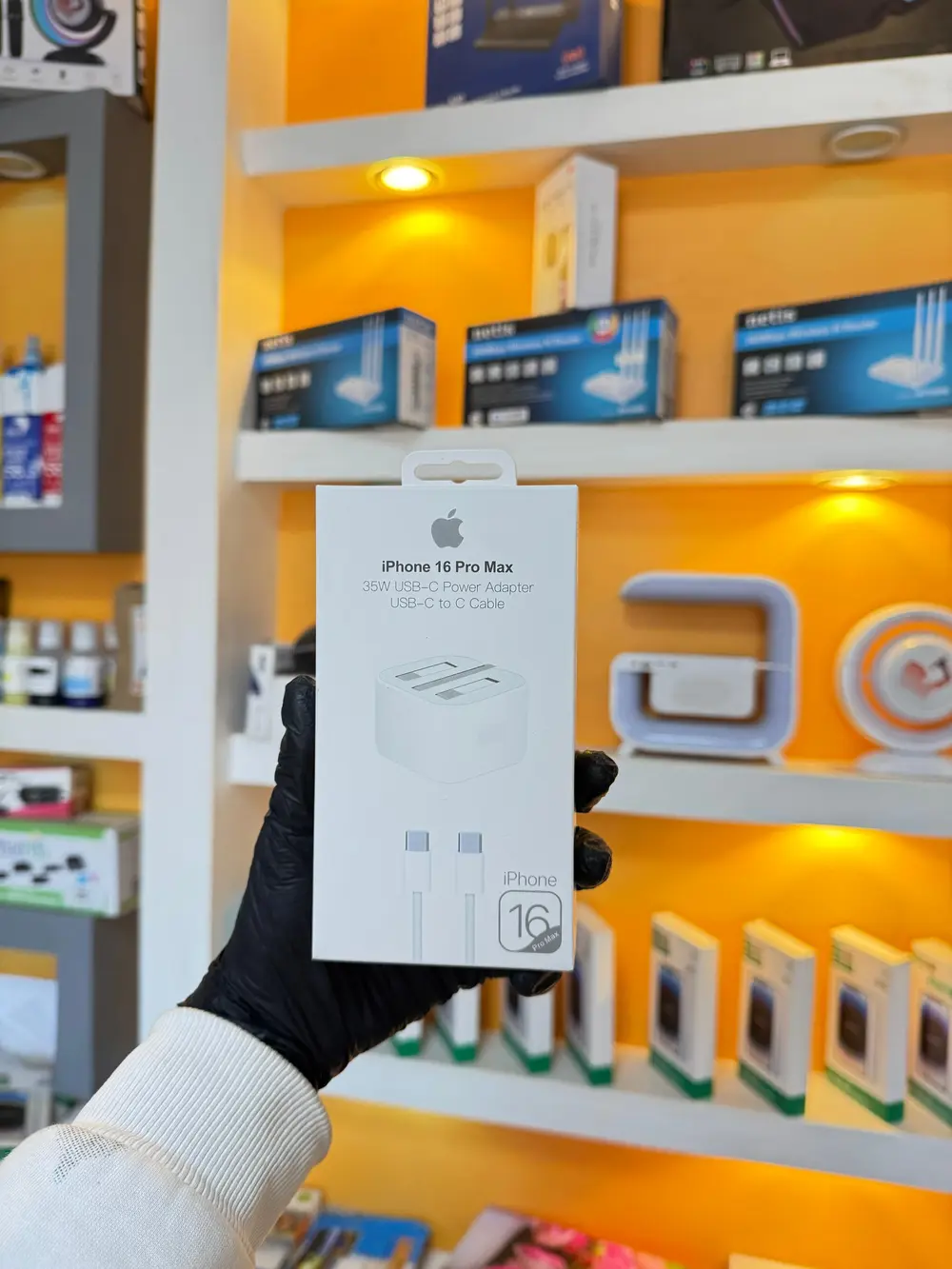 شاحن ايفون16 برو ماكس ابيض مختوم